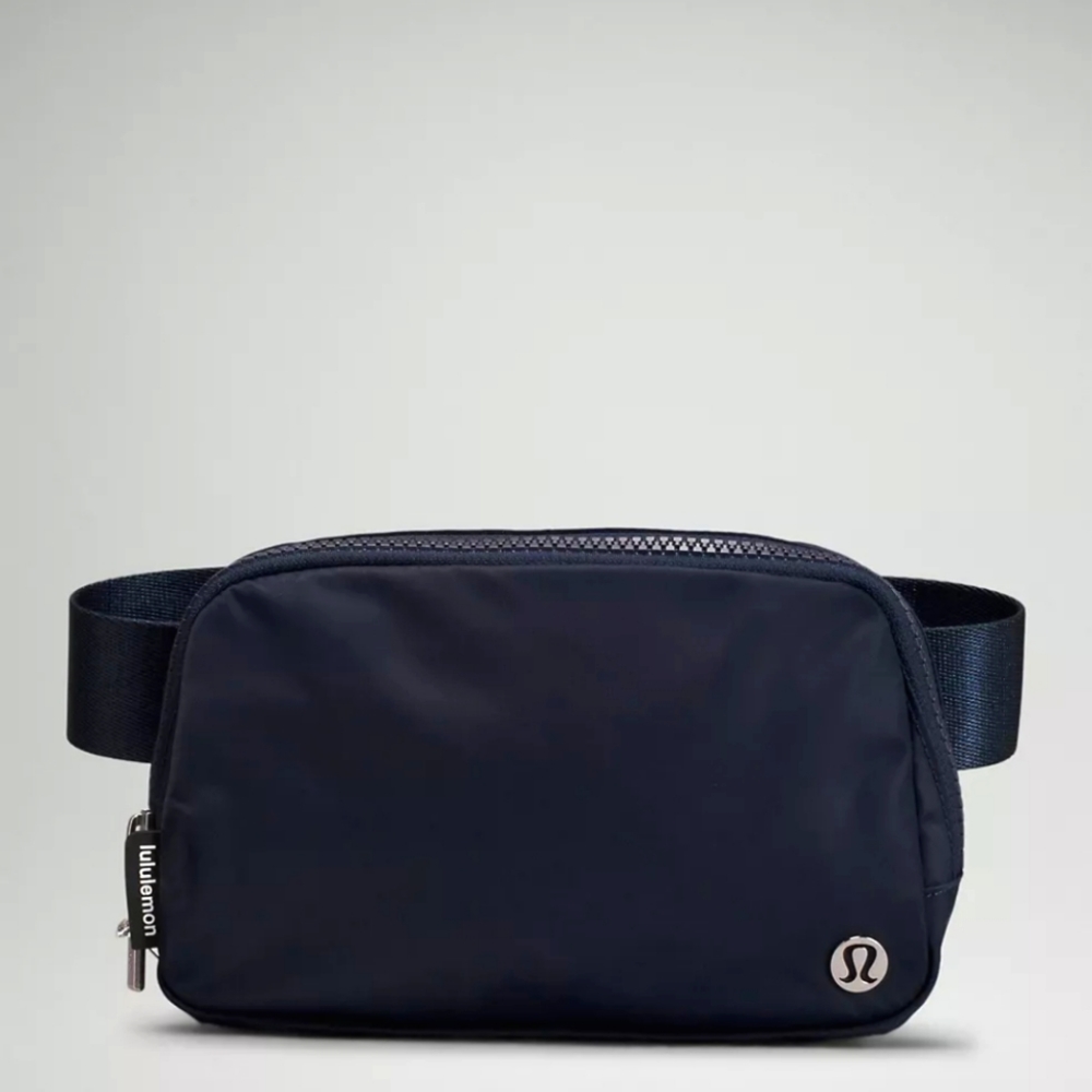 NWT Everywhere Belt Bag (Navy blue)